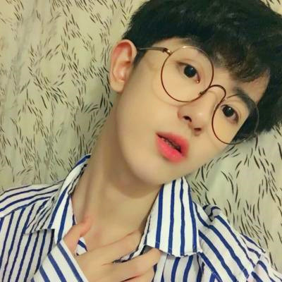 给人一种阳光的头像男生图片