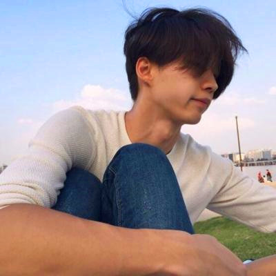 给人一种阳光的头像男生图片
