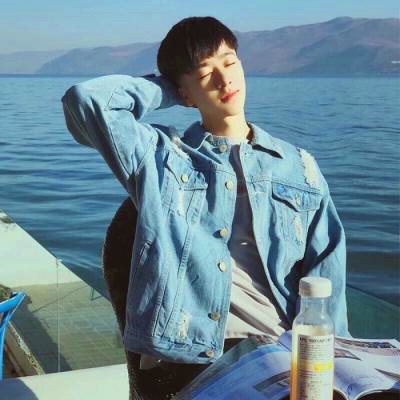 给人一种阳光的头像男生图片