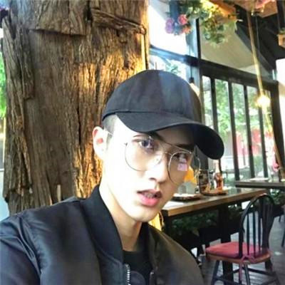 给人一种阳光的头像男生图片