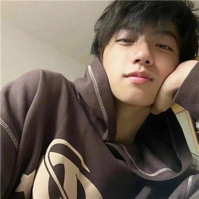 给人一种阳光的头像男生图片