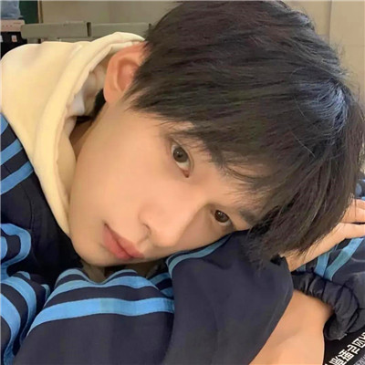 给人一种阳光的头像男生图片