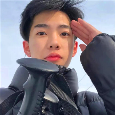 给人一种阳光的头像男生图片