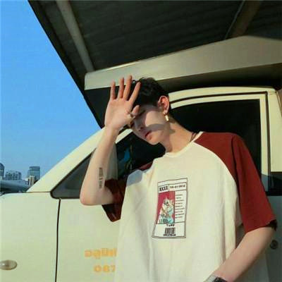 给人一种阳光的头像男生图片