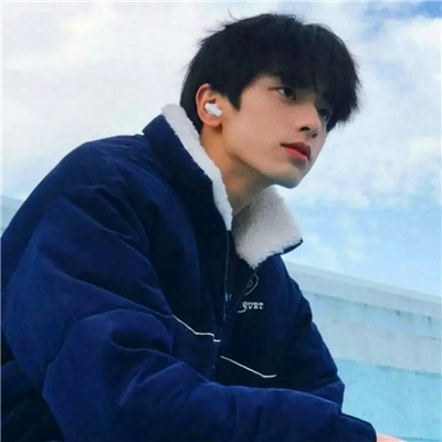 给人一种阳光的头像男生图片