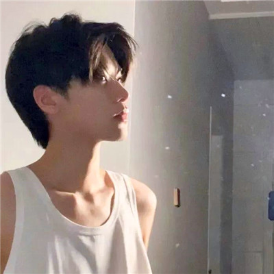 给人一种阳光的头像男生图片