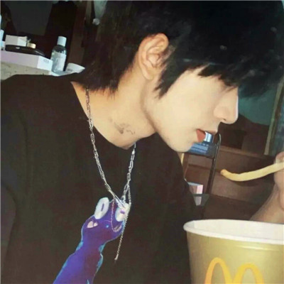 给人一种阳光的头像男生图片