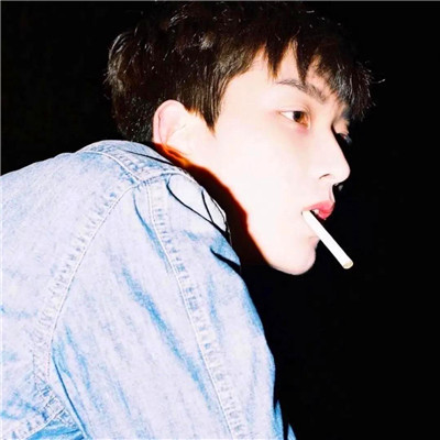 给人一种阳光的头像男生图片