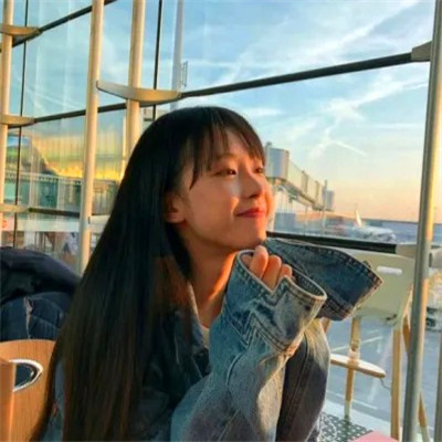给人一种阳光的头像女生高清图片