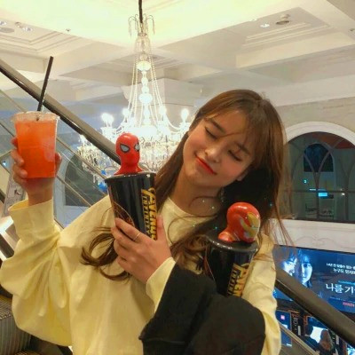 给人一种阳光的头像女生高清图片