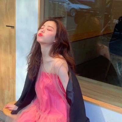给人一种阳光的头像女生高清图片