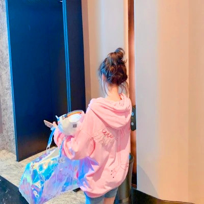 给人一种阳光的头像女生高清图片