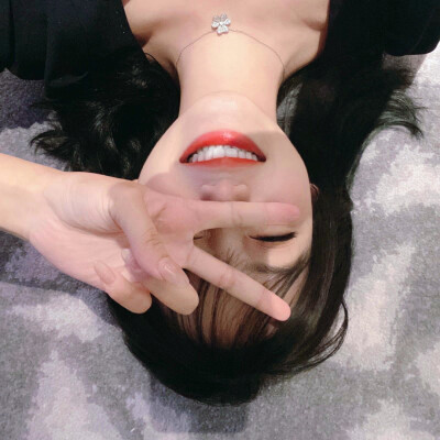 给人一种阳光的头像女生高清图片