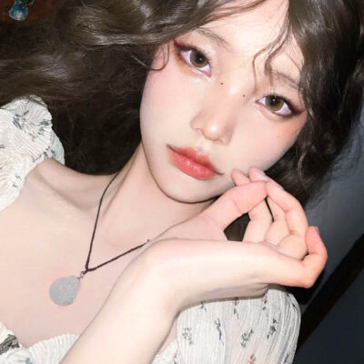 给人一种阳光的头像女生高清图片