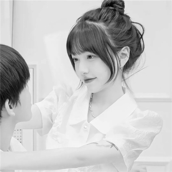 2025黑白色系的真人情侣头像图片