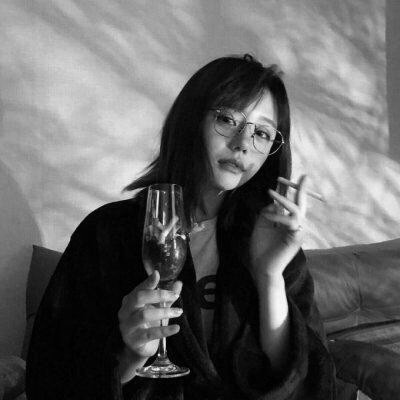 慵懒风颓废女生头像