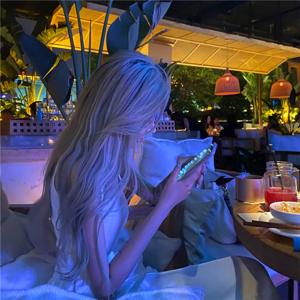 高级女生侧脸头像小众背影时尚图片