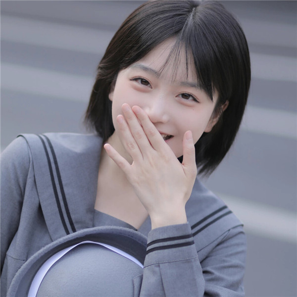气质干净清纯女生头像短发图片