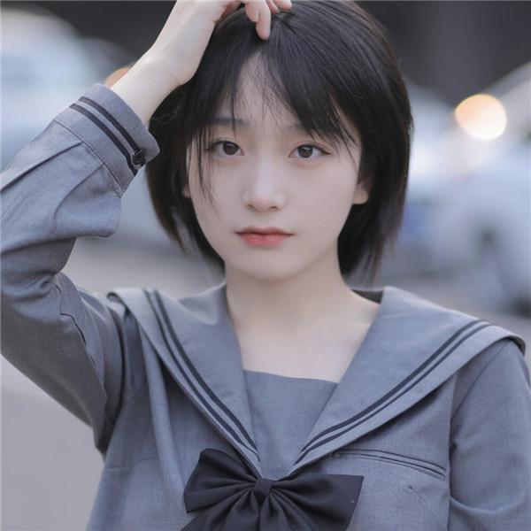 气质干净清纯女生头像短发图片