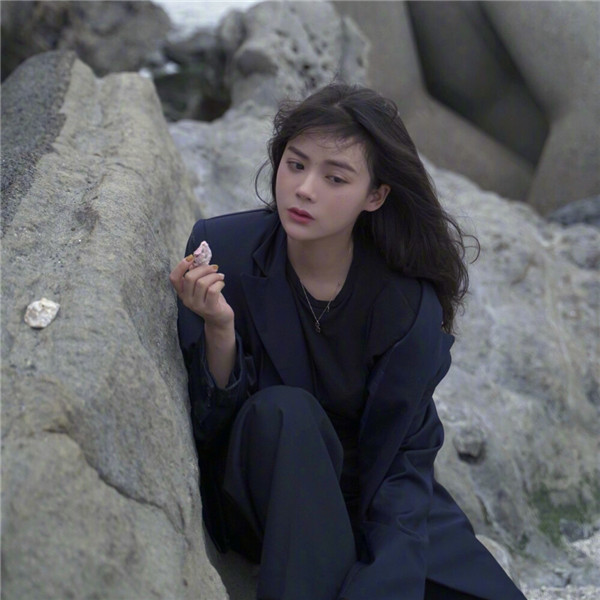 穿黑色西装清纯女生头像图片