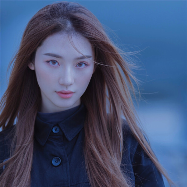 高冷气质长发女生头像图片