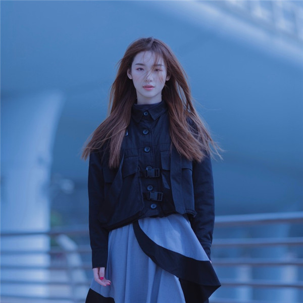 高冷气质长发女生头像图片