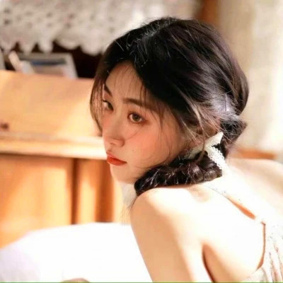 女人高雅温柔头像