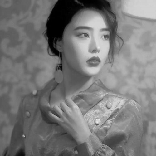高冷范黑白女生头像