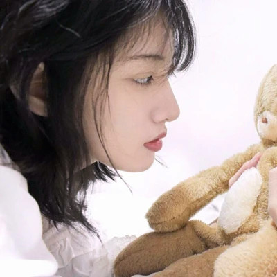 白底简约高级头像女生高清图片