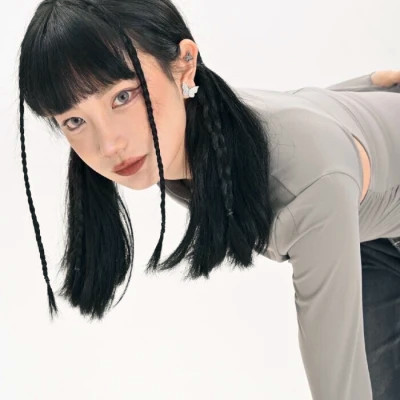 白底简约高级头像女生高清图片