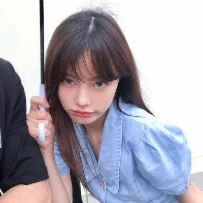 白底简约高级头像女生高清图片