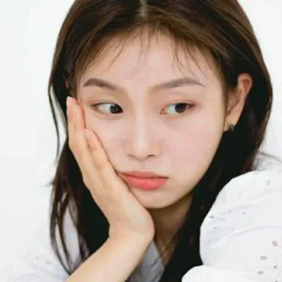 白底简约高级头像女生高清图片