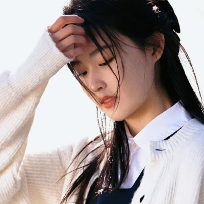 白底简约高级头像女生高清图片