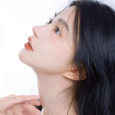 白底简约高级头像女生高清图片
