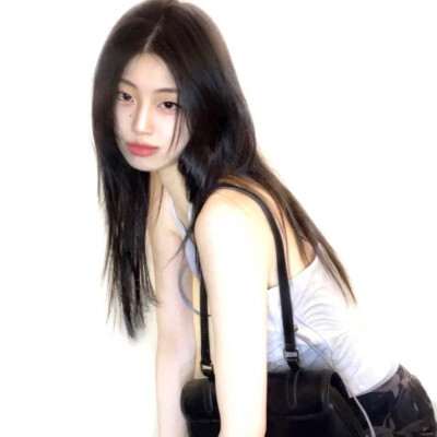 白底简约高级头像女生高清图片