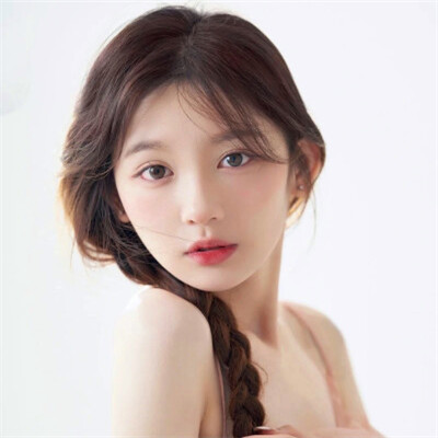 白底简约高级头像女生高清图片
