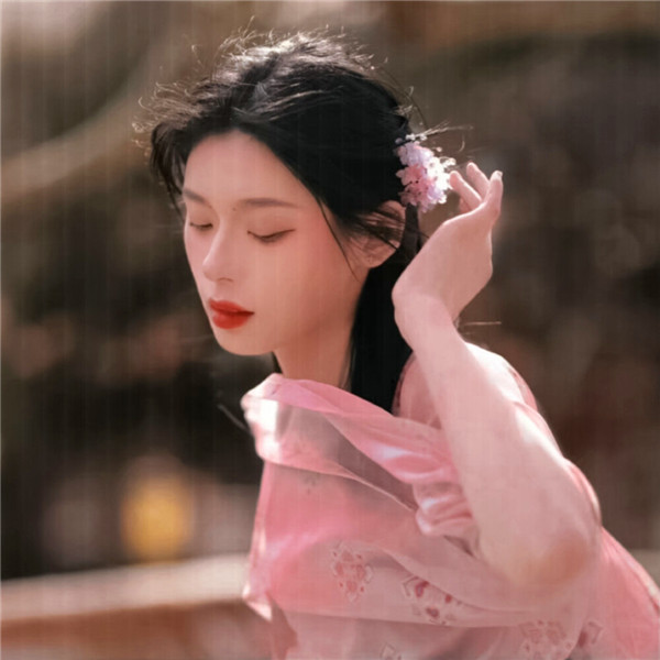 冷清粉色系古风女生头像图片
