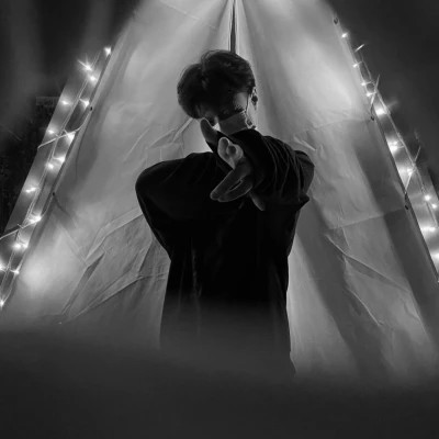 黑白一人一张高清情头