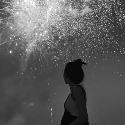 黑白一人一张高清情头