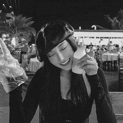 黑白一人一张高清情头