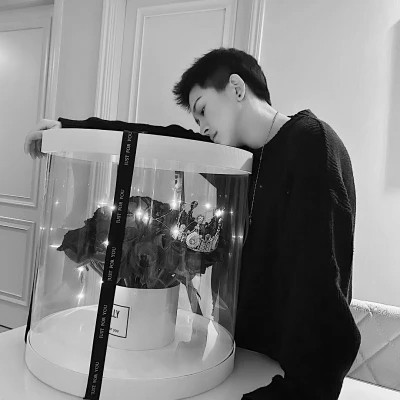 高质量一男一女纯黑白情侣头像图片