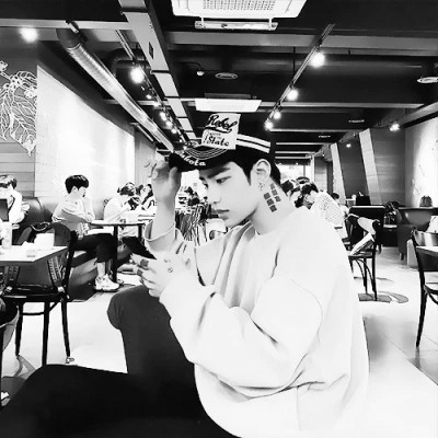 高质量一男一女纯黑白情侣头像图片