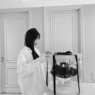 高质量一男一女纯黑白情侣头像图片