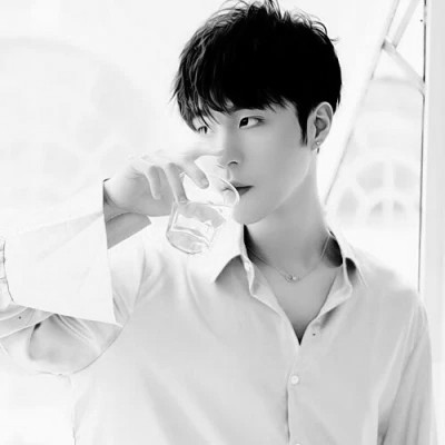 高质量一男一女纯黑白情侣头像图片