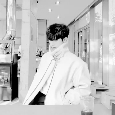 高质量一男一女纯黑白情侣头像图片