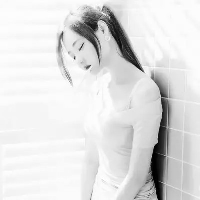 高质量一男一女纯黑白情侣头像图片