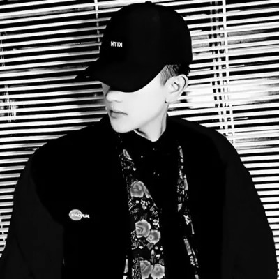 高质量一男一女纯黑白情侣头像图片