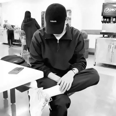 高质量一男一女纯黑白情侣头像图片