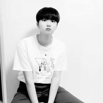 高质量一男一女纯黑白情侣头像图片