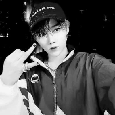 高质量一男一女纯黑白情侣头像图片